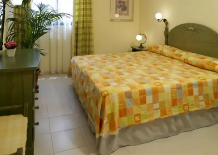 Apartahotel Paradise Court 2*